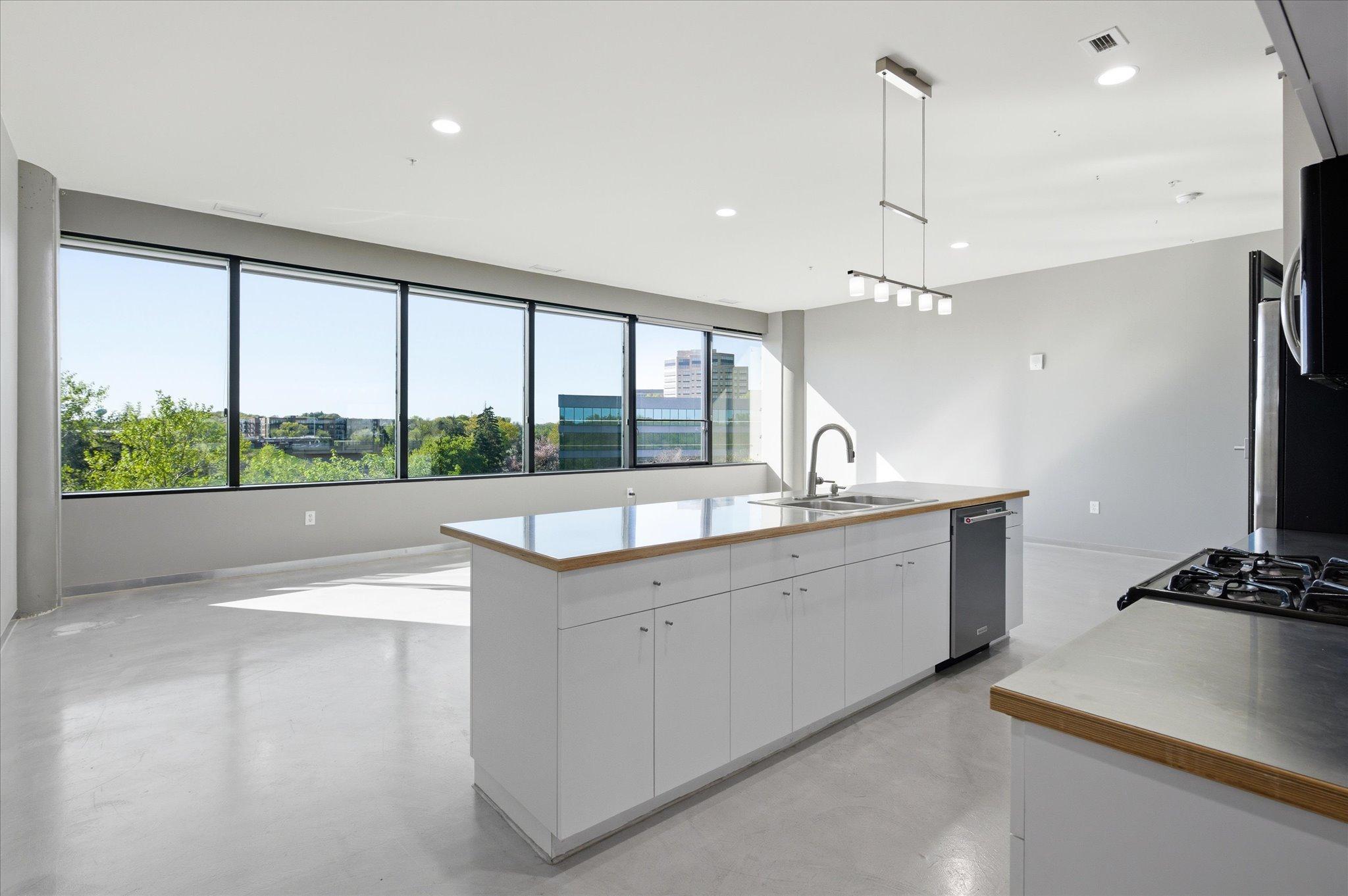 5601 Smetana Drive 407