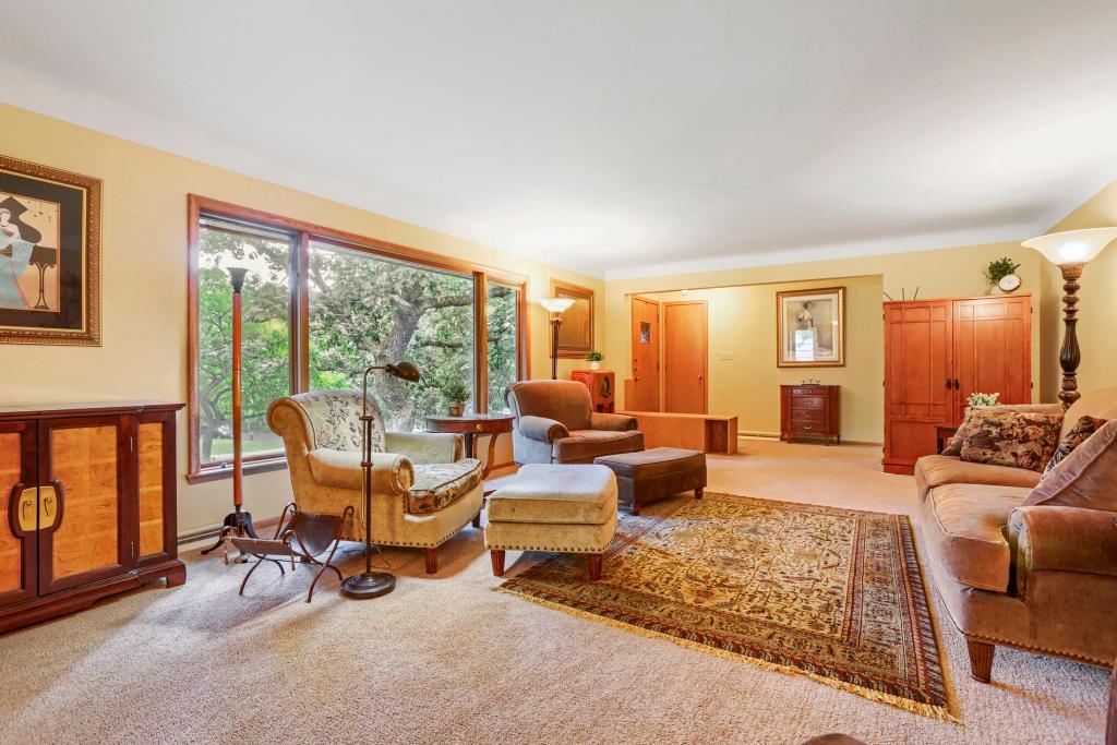 332 Floral Drive W