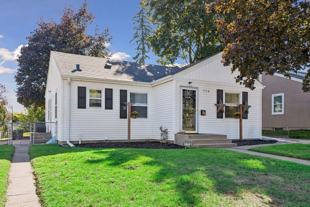 Photo of 776 Parkview Avenue, Saint Paul, MN 55117 (MLS # 7148242)