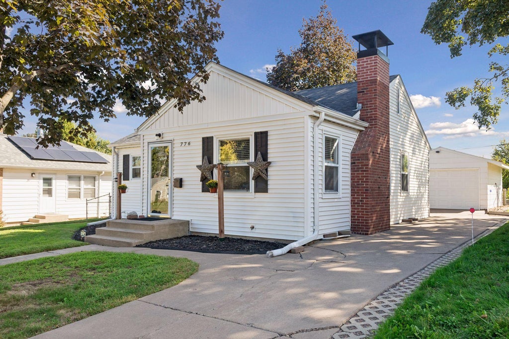 Photo of 776 Parkview Avenue, Saint Paul, MN 55117 (MLS # 7148242)