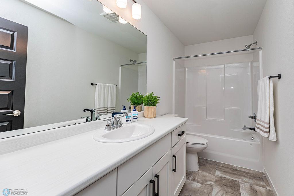 Horace, North Dakota 58047, United States, 4 Bedrooms Bedrooms, ,3 BathroomsBathrooms,Residential,Active,257263