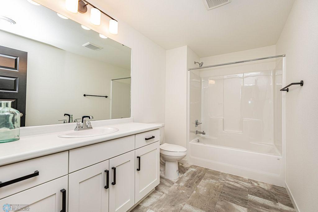 Horace, North Dakota 58047, United States, 4 Bedrooms Bedrooms, ,3 BathroomsBathrooms,Residential,Active,257263