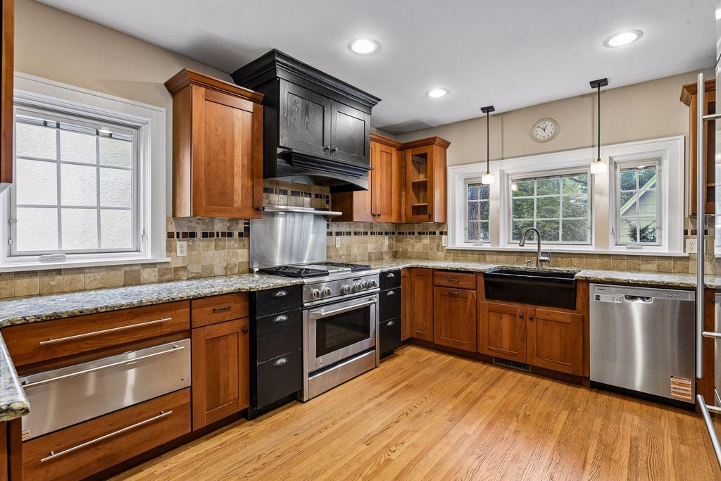 Photo of 978 17th Avenue SE, Minneapolis, MN 55414 (MLS # 7161179)