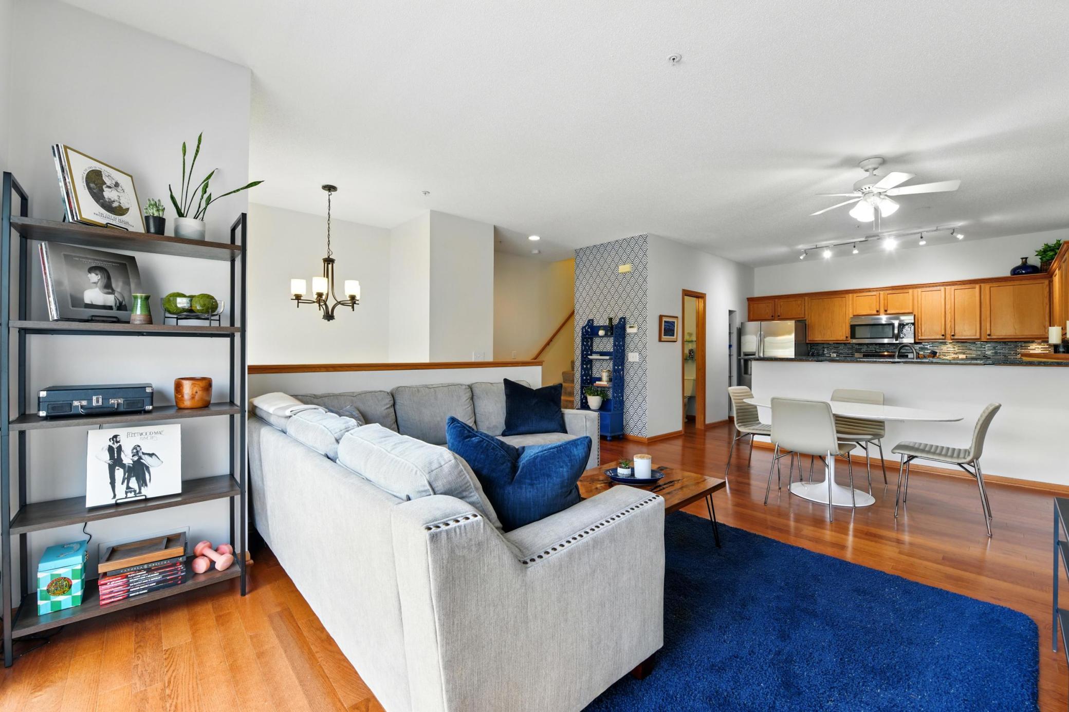 324 Willoughby Way W