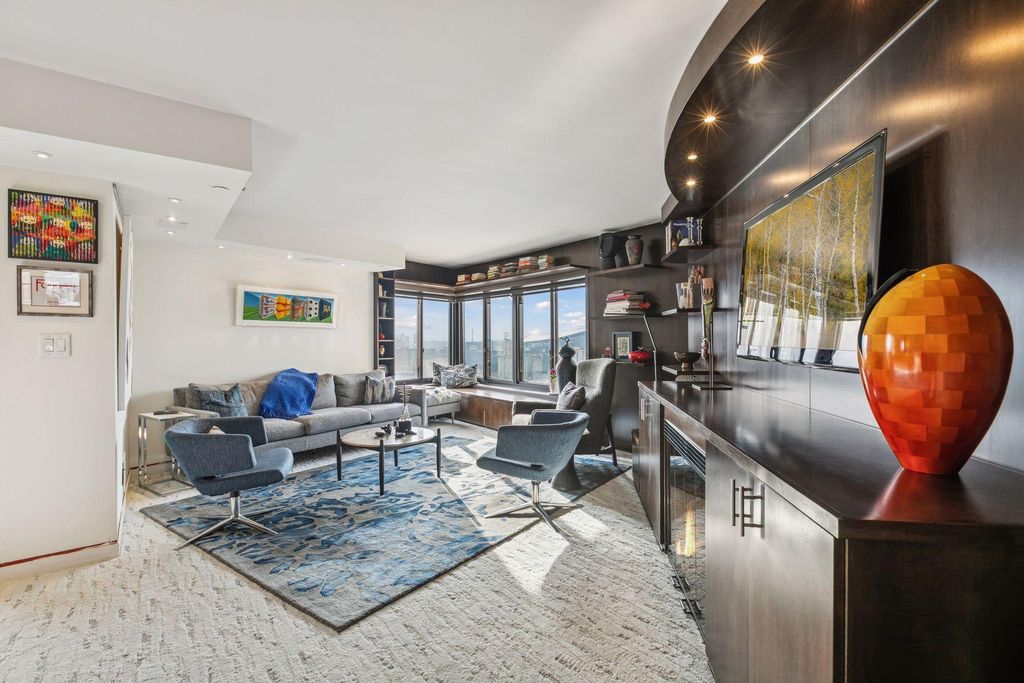 Photo of 110 Bank Street SE #L2001, Minneapolis, MN 55414 (MLS # 6821358)