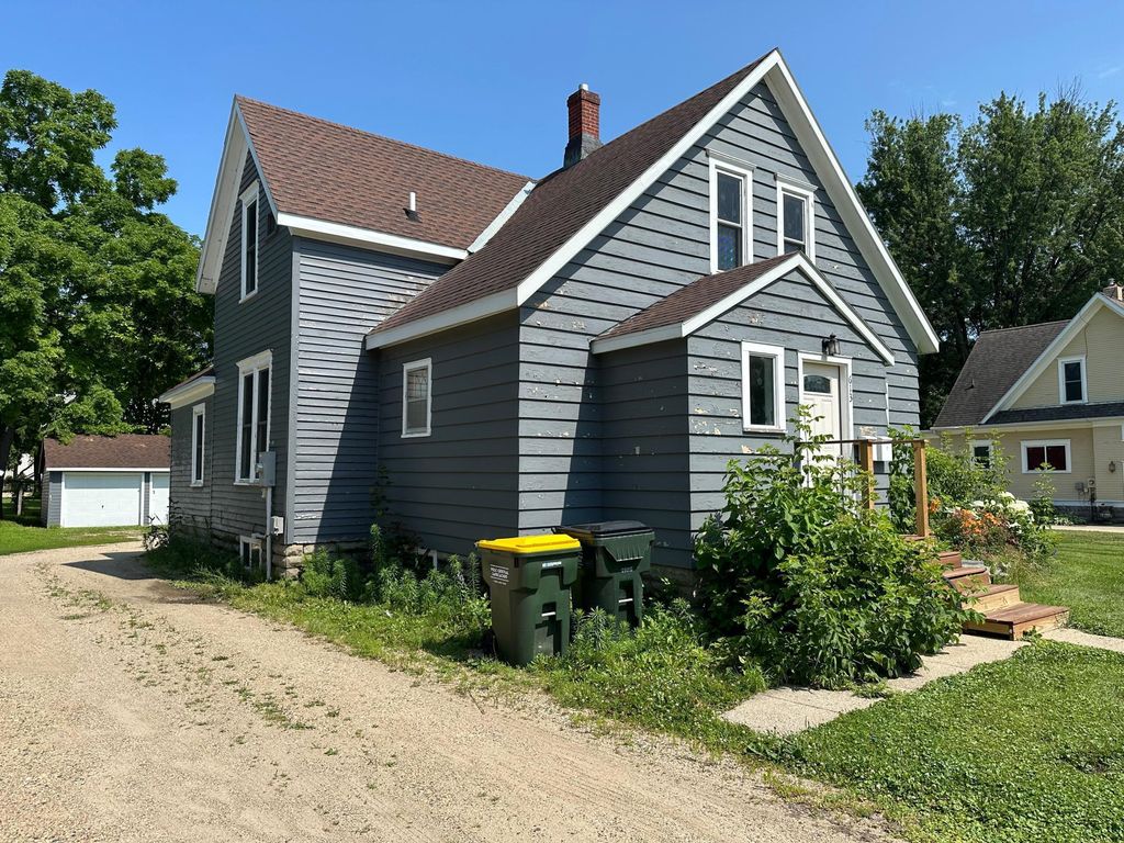 Photo of 613 3rd Street SW #upstairs 2, Willmar, MN 56201 (MLS # 7010553)