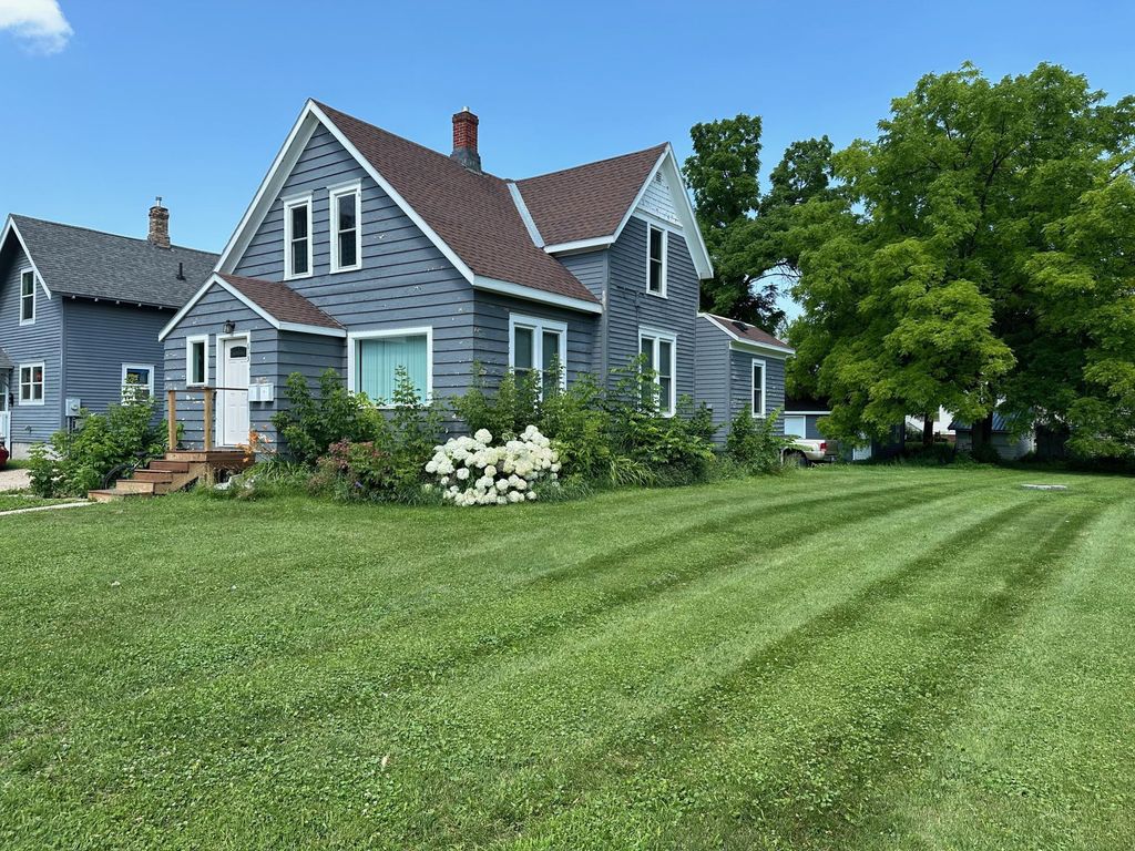 Photo of 613 3rd Street SW #upstairs 2, Willmar, MN 56201 (MLS # 7010553)