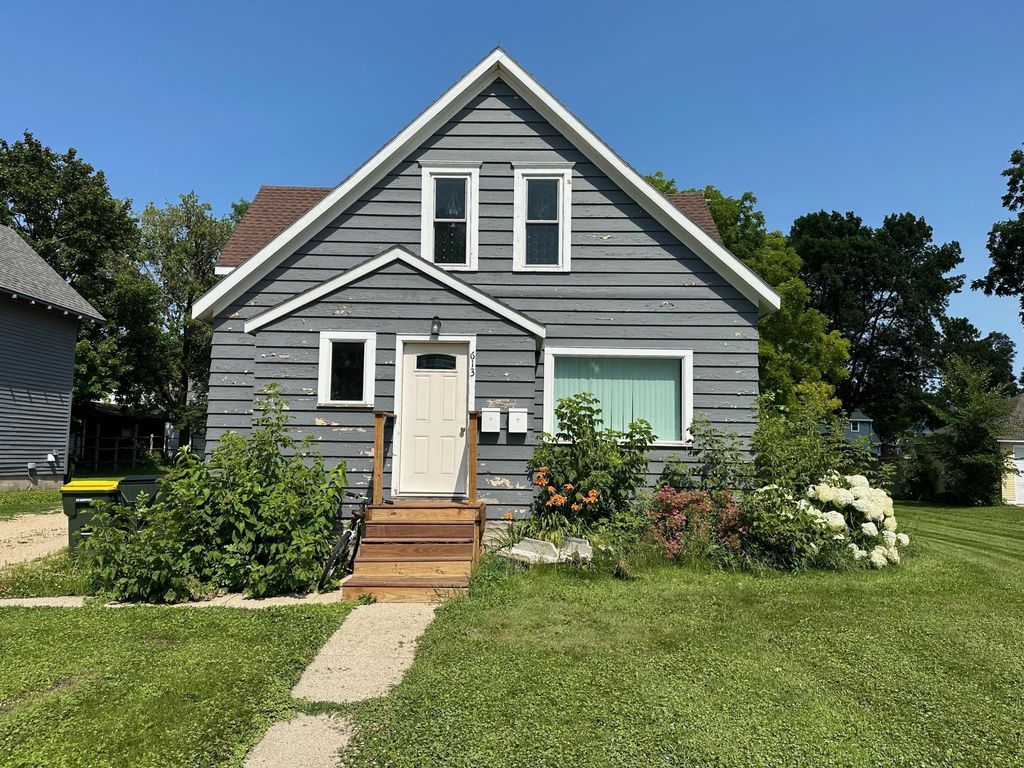 Photo of 613 3rd Street SW #upstairs 2, Willmar, MN 56201 (MLS # 7010553)