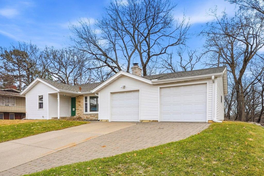 Photo of 4015 Wayzata Boulevard, Golden Valley, MN 55416 (MLS # 7052837)