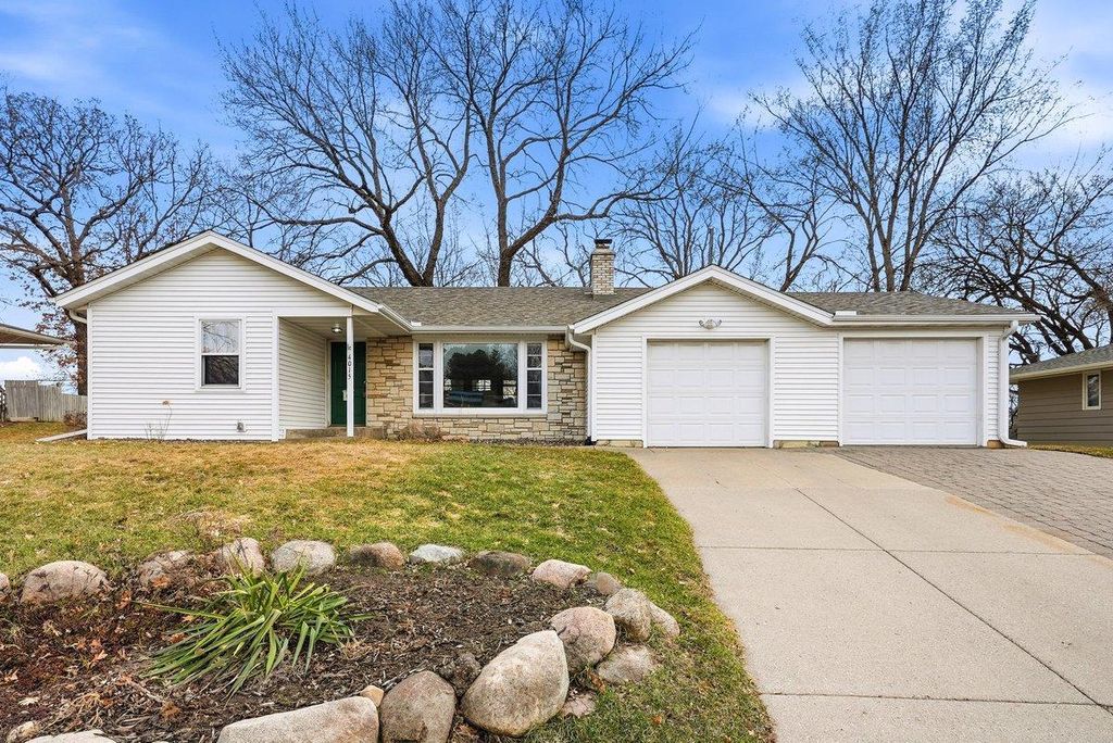 Photo of 4015 Wayzata Boulevard, Golden Valley, MN 55416 (MLS # 7052837)