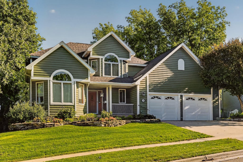 Photo of 1505 Glendale Hills Drive NE, Rochester, MN 55906 (MLS # 7141210)