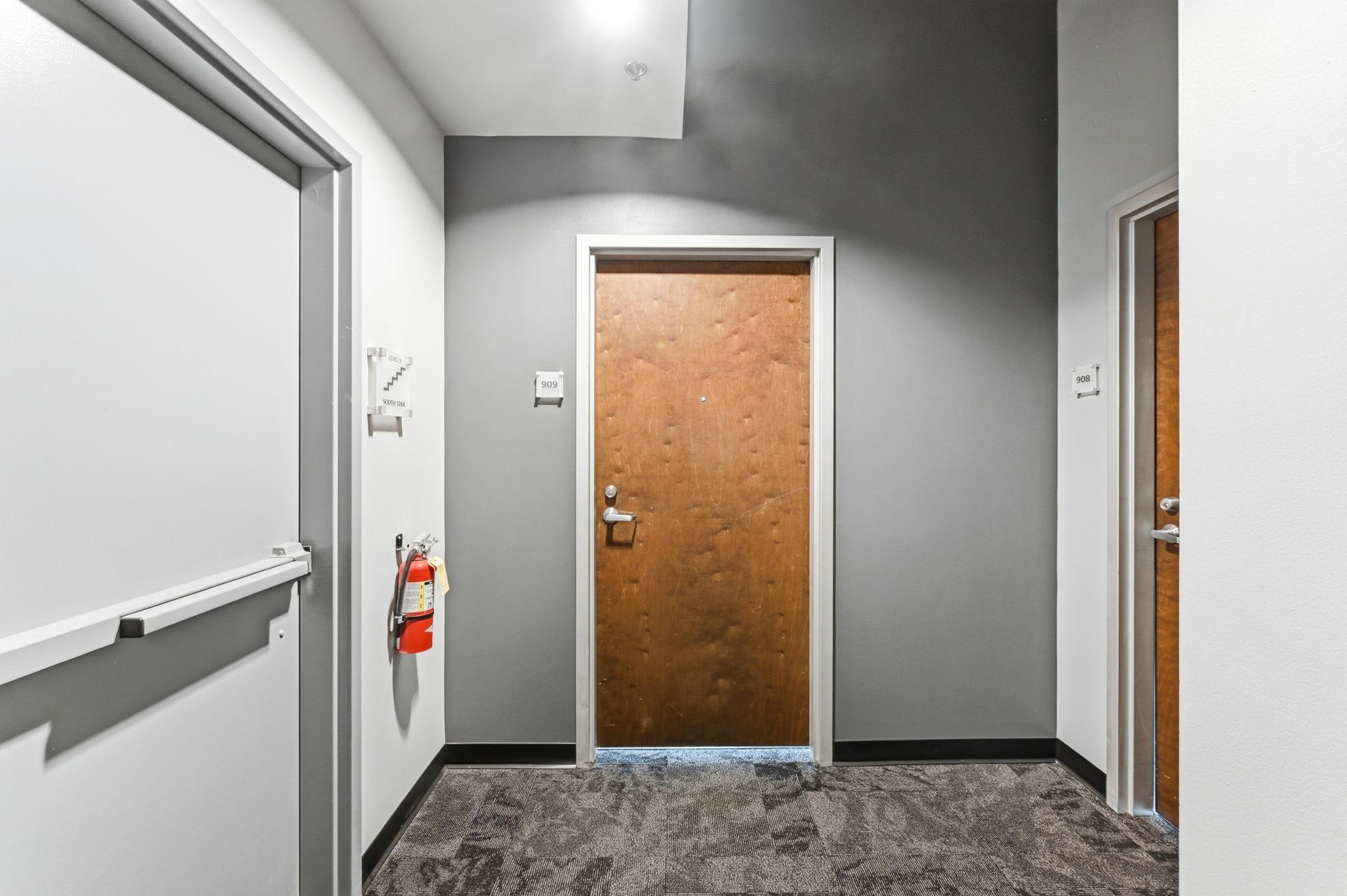 350 Saint Peter Street 909