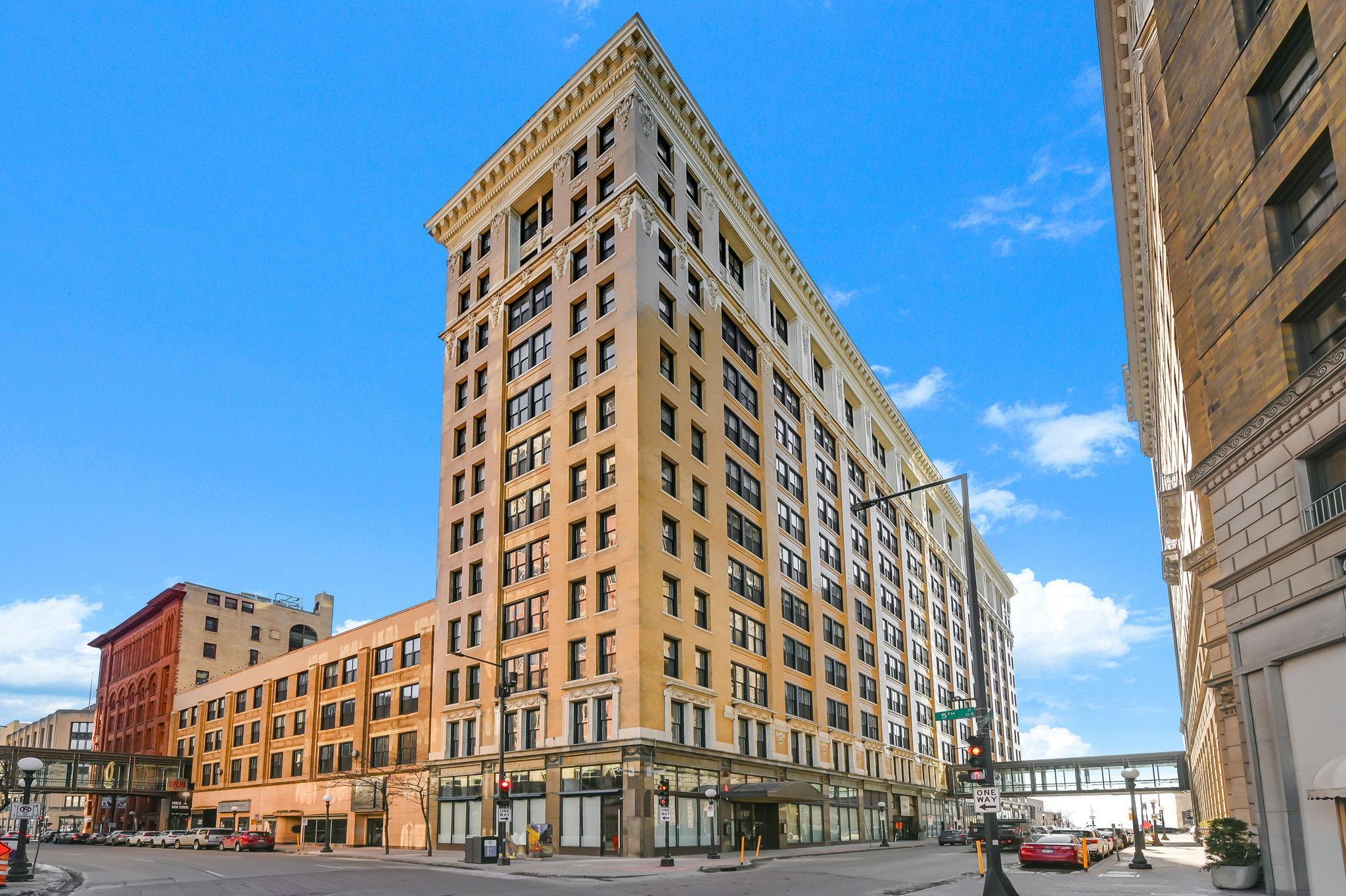 350 Saint Peter Street 909