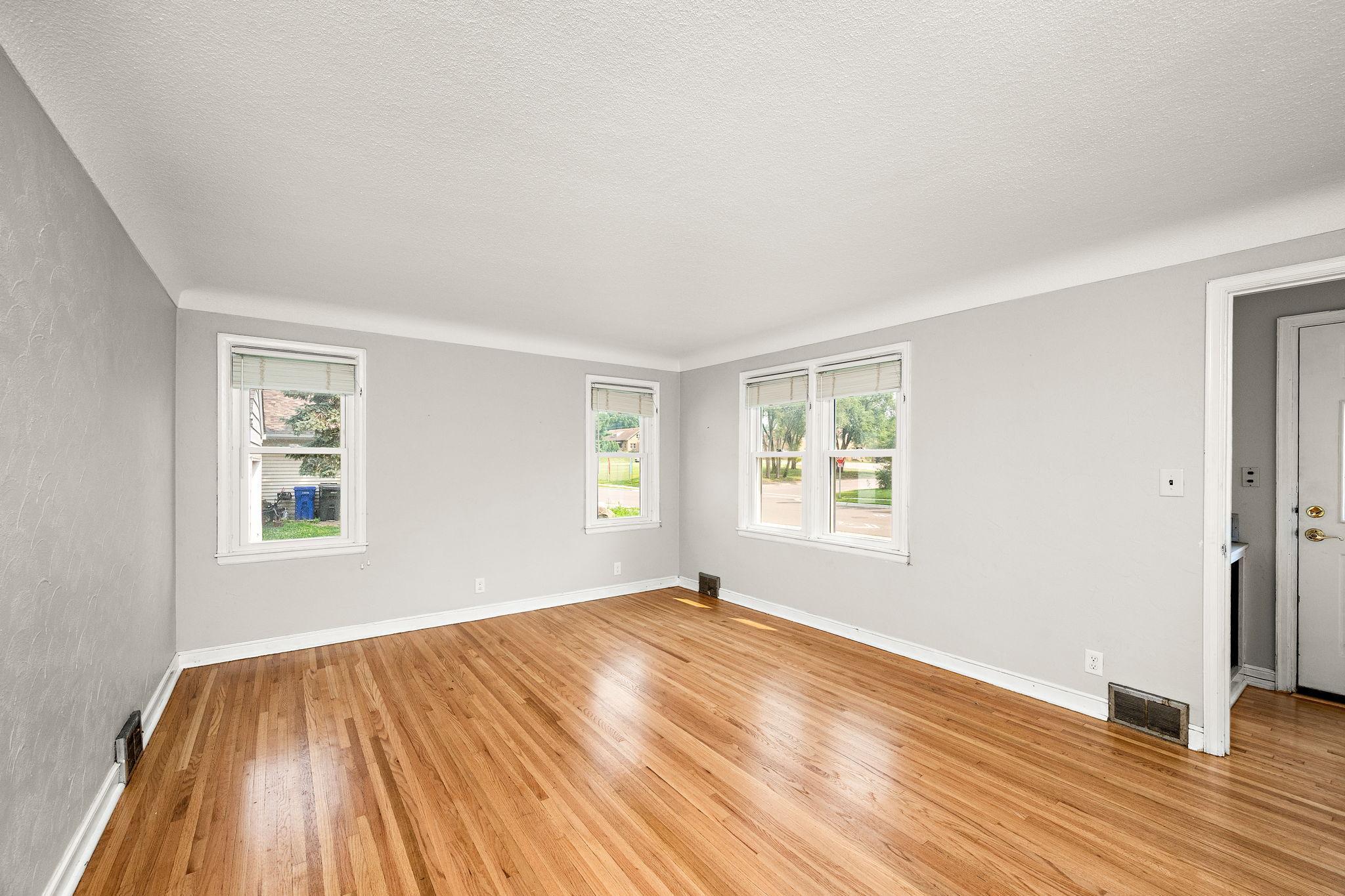 319 Annapolis Street E