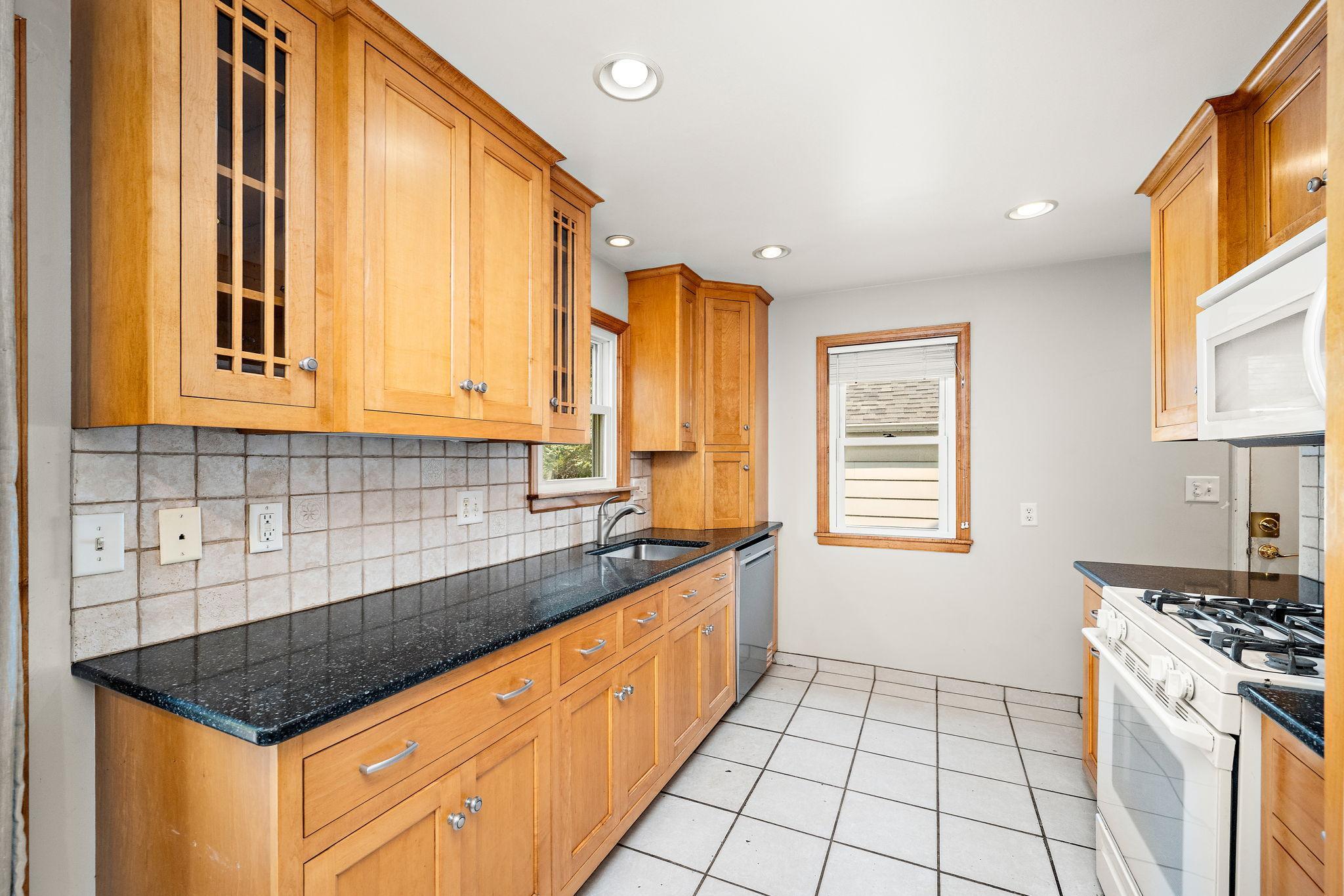 319 Annapolis Street E