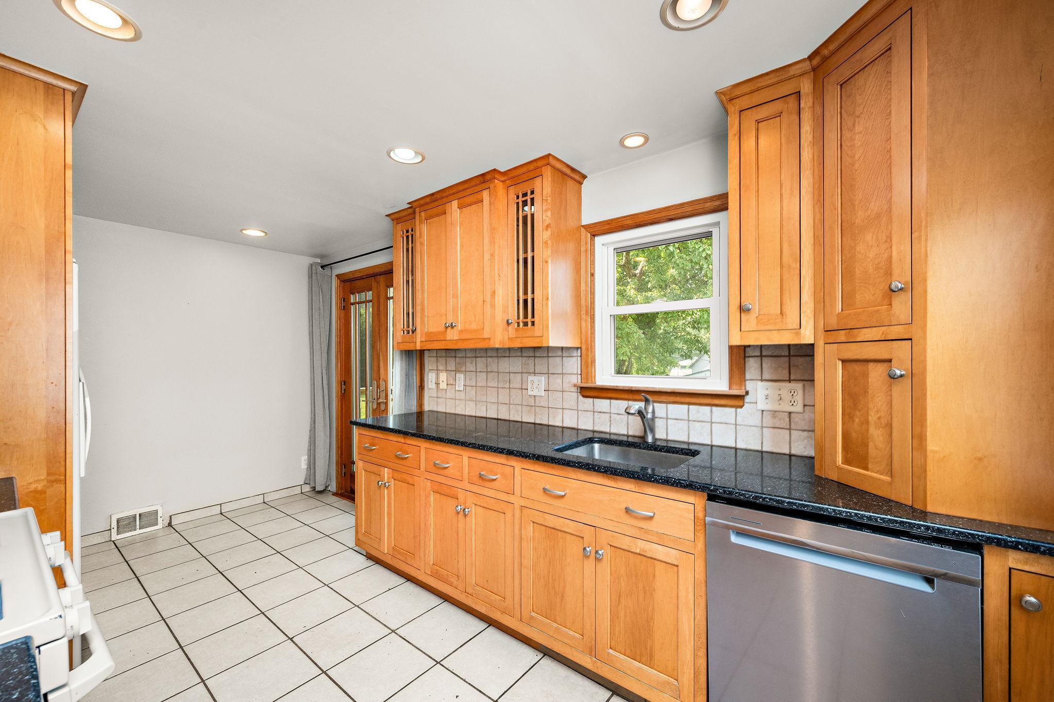 319 Annapolis Street E