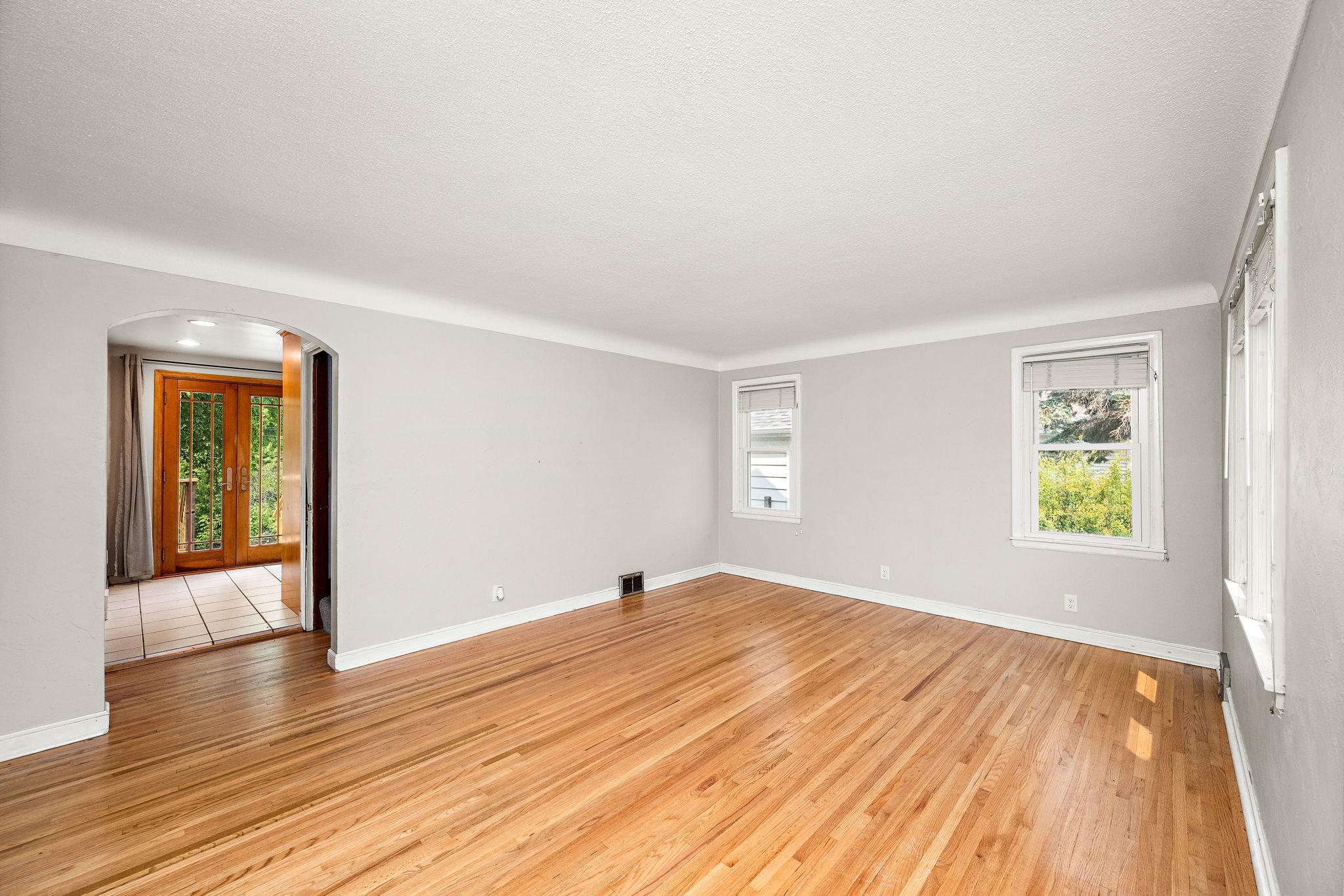319 Annapolis Street E