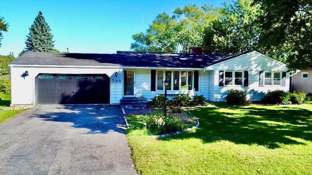 Photo of 795 County Road B2 W, Roseville, MN 55113 (MLS # 7149483)