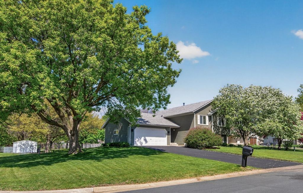 Photo of 101 Mitchells Court, Mahtomedi, MN 55115 (MLS # 7072630)