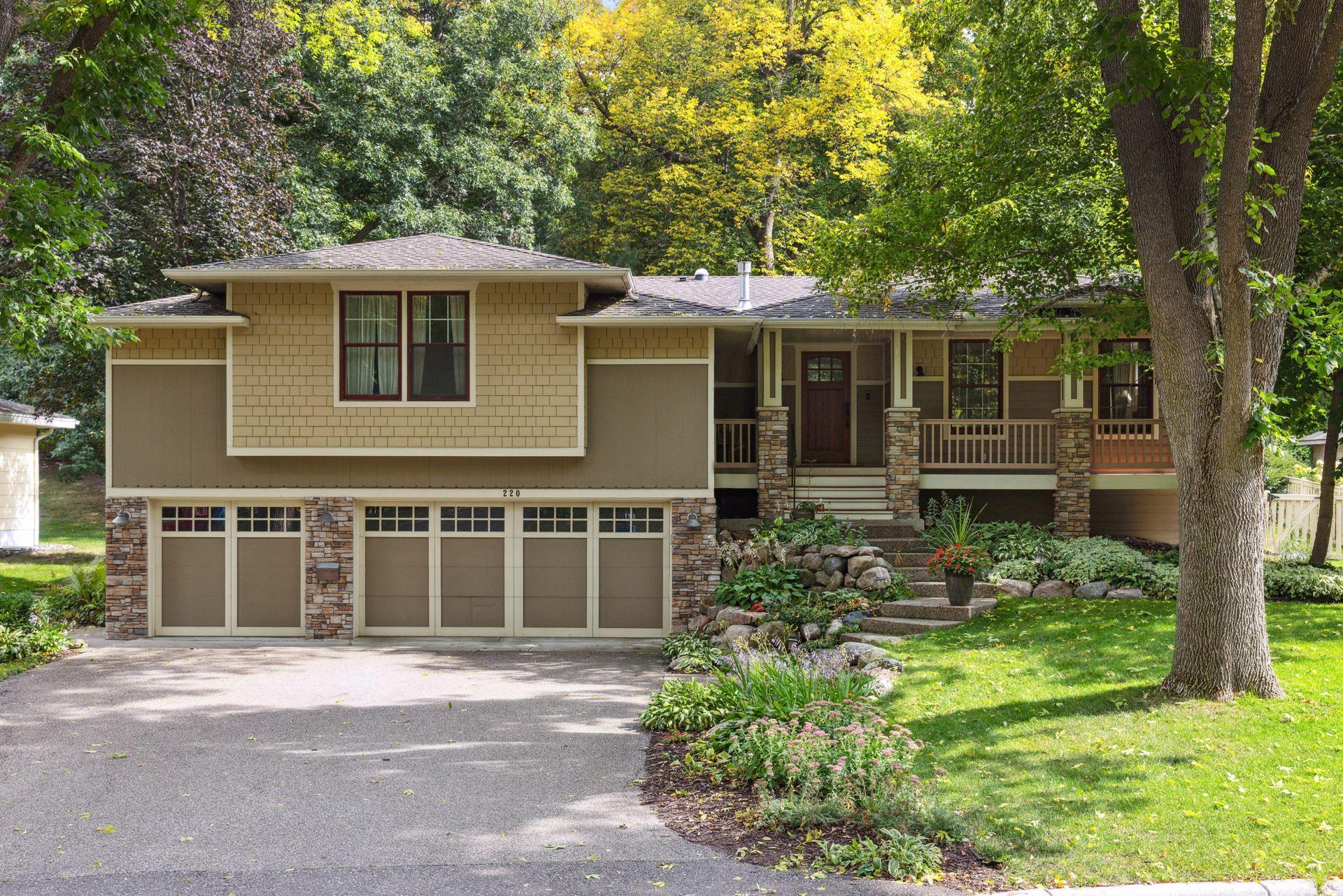 220 Glenbrook Road N