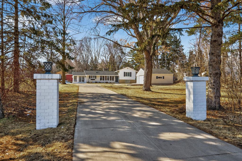 Photo of 935 Century Avenue N, Maplewood, MN 55119 (MLS # 6823177)