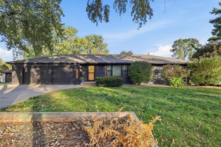 Photo 1 of 32 — 10617 Thomas Avenue S, Bloomington, MN 55431