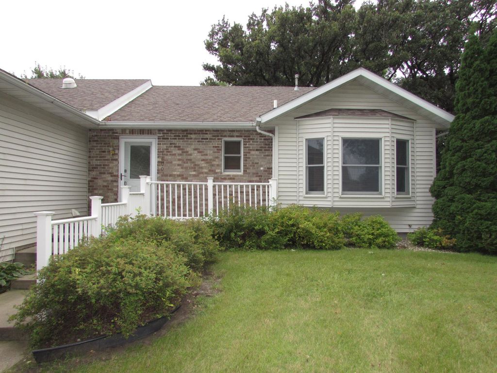 Photo of 1600 S Prairie Avenue, Fairmont, MN 56031 (MLS # 7066860)