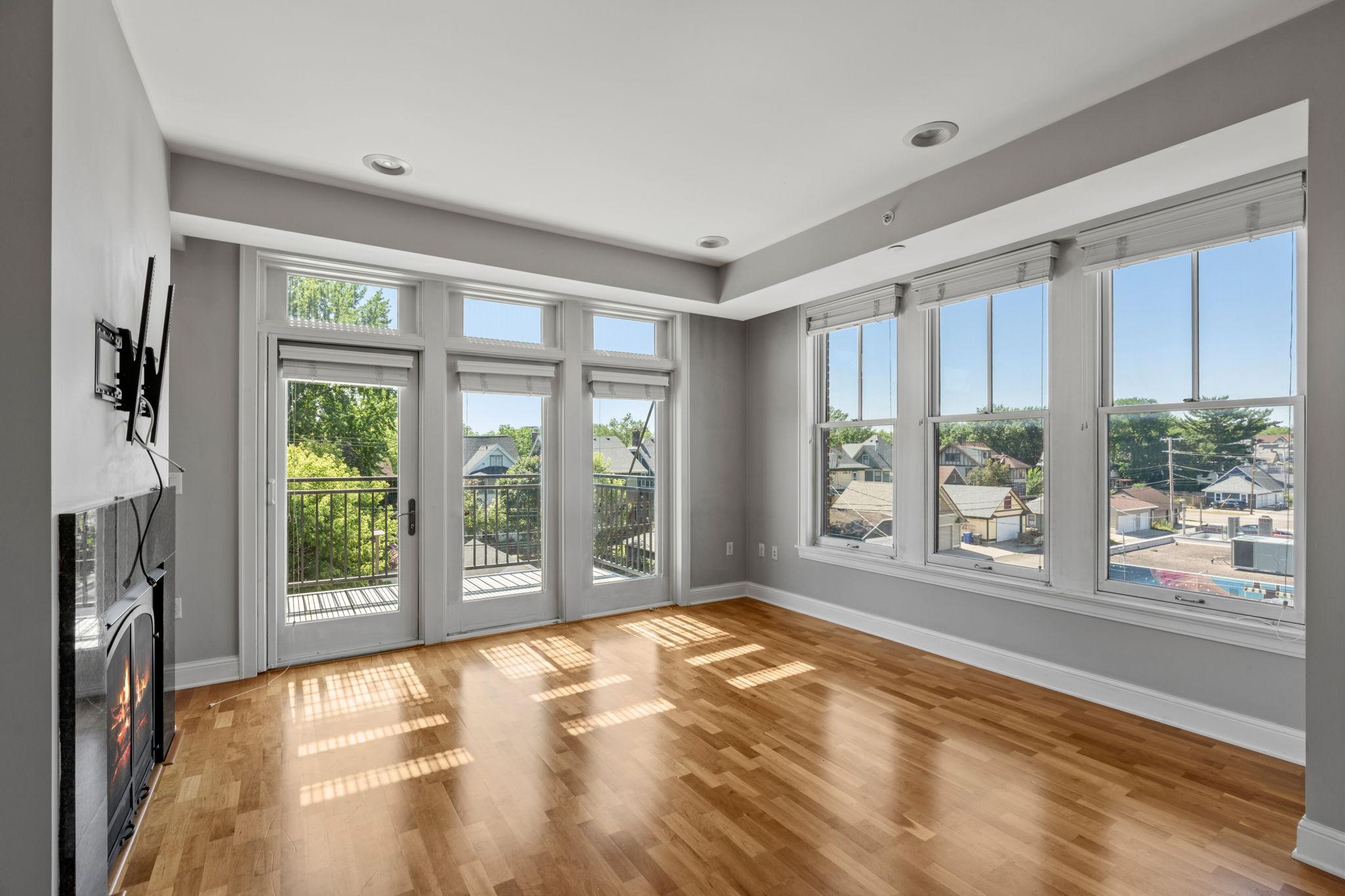 1060 Grand Avenue 300