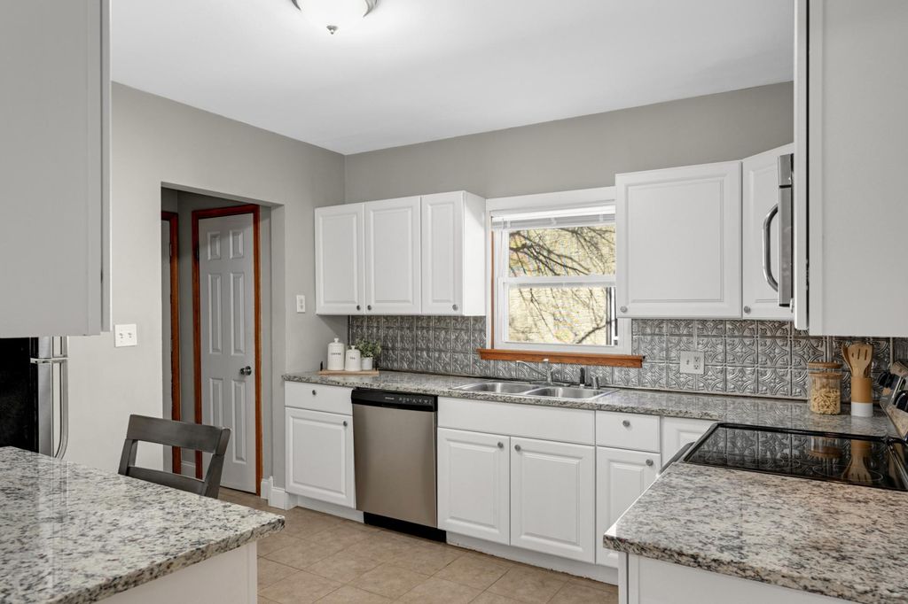 Photo of 1099 Kingsford Street, Saint Paul, MN 55106 (MLS # 7019771)