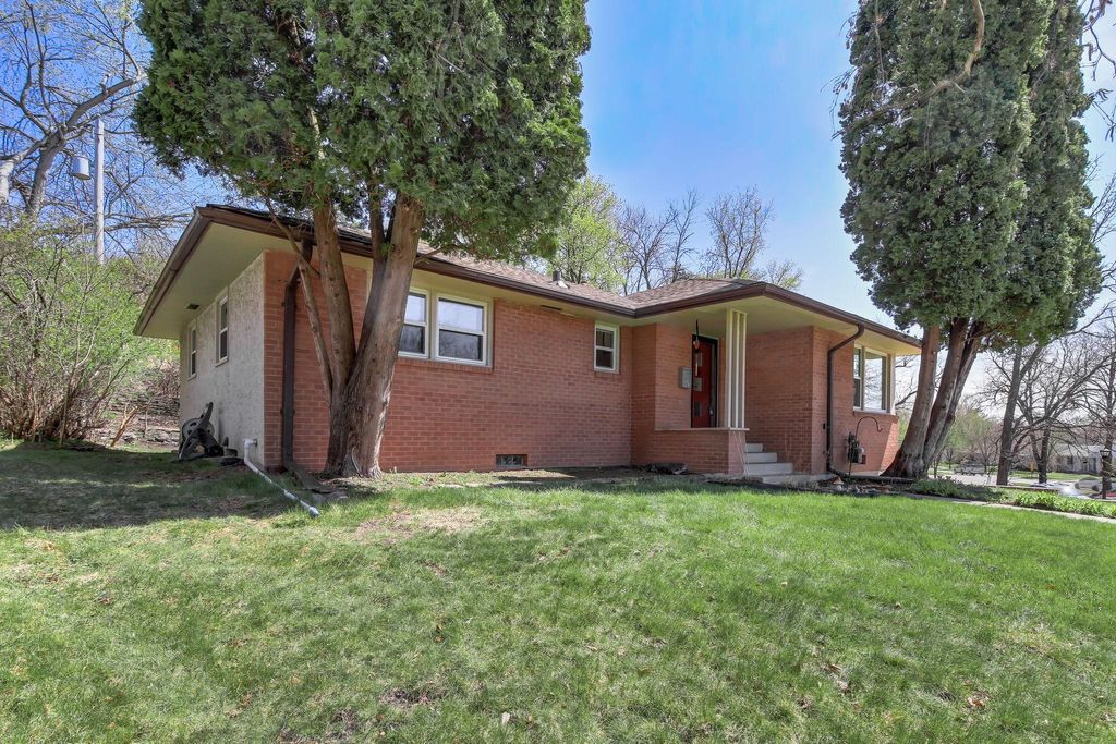 Photo of 1082 Prior Avenue S, Saint Paul, MN 55116 (MLS # 7040738)