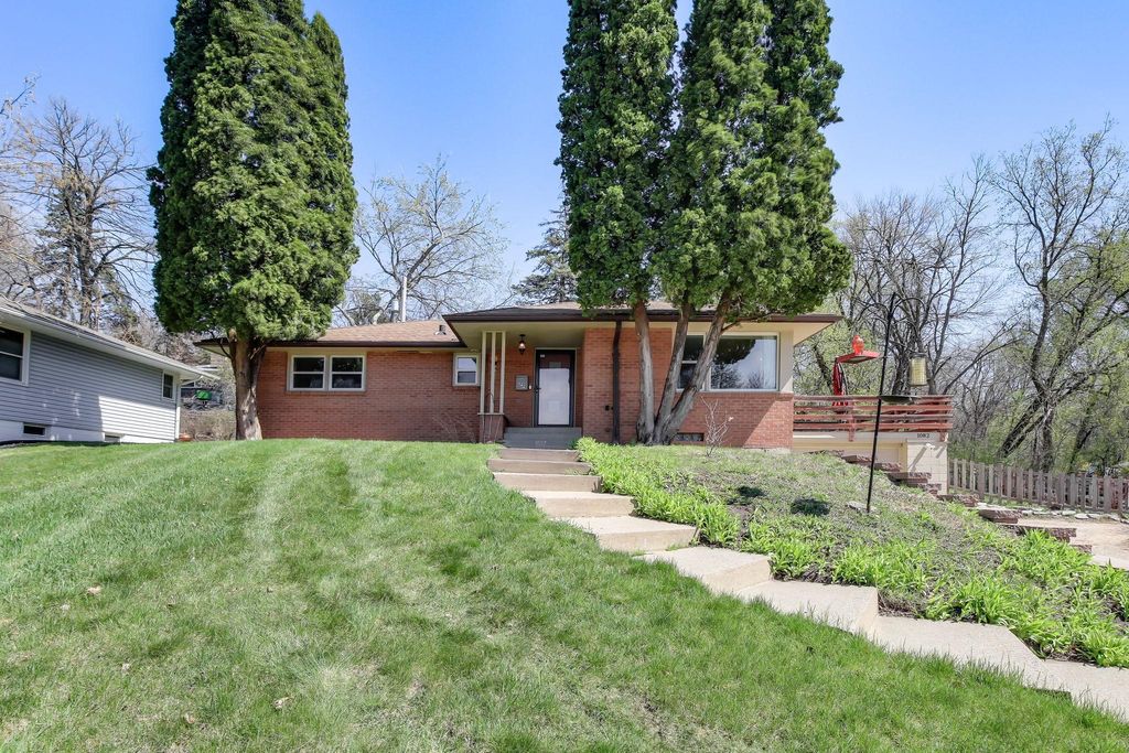 Photo of 1082 Prior Avenue S, Saint Paul, MN 55116 (MLS # 7040738)