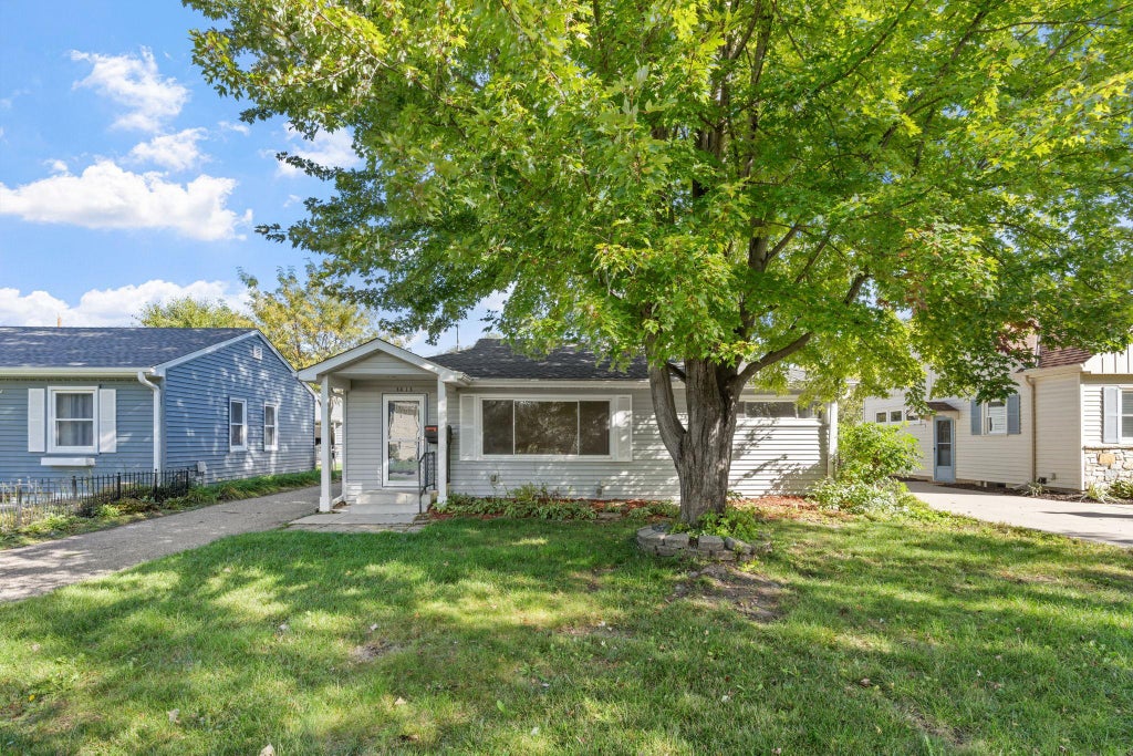 Photo of 3413 Boone Avenue S, Saint Louis Park, MN 55426 (MLS # 7147549)