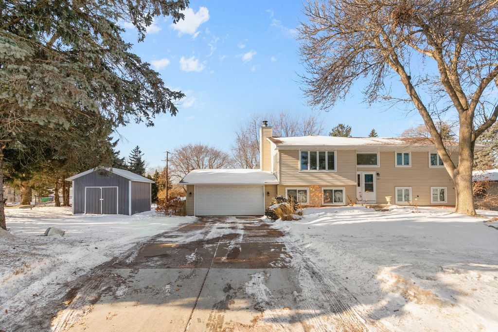 Photo of 1887 Lakewood Drive N, Maplewood, MN 55109 (MLS # 7001920)