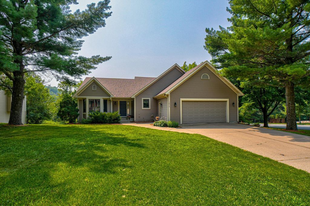 Photo of 1612 Golf View Drive, River Falls, WI 54022 (MLS # 7034354)