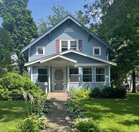 Photo of 802 N Ramsey Avenue, Litchfield, MN 55355 (MLS # 7077715)