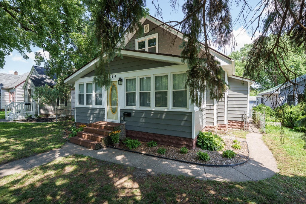 Photo of 424 16th Avenue N, South Saint Paul, MN 55075 (MLS # 7115938)