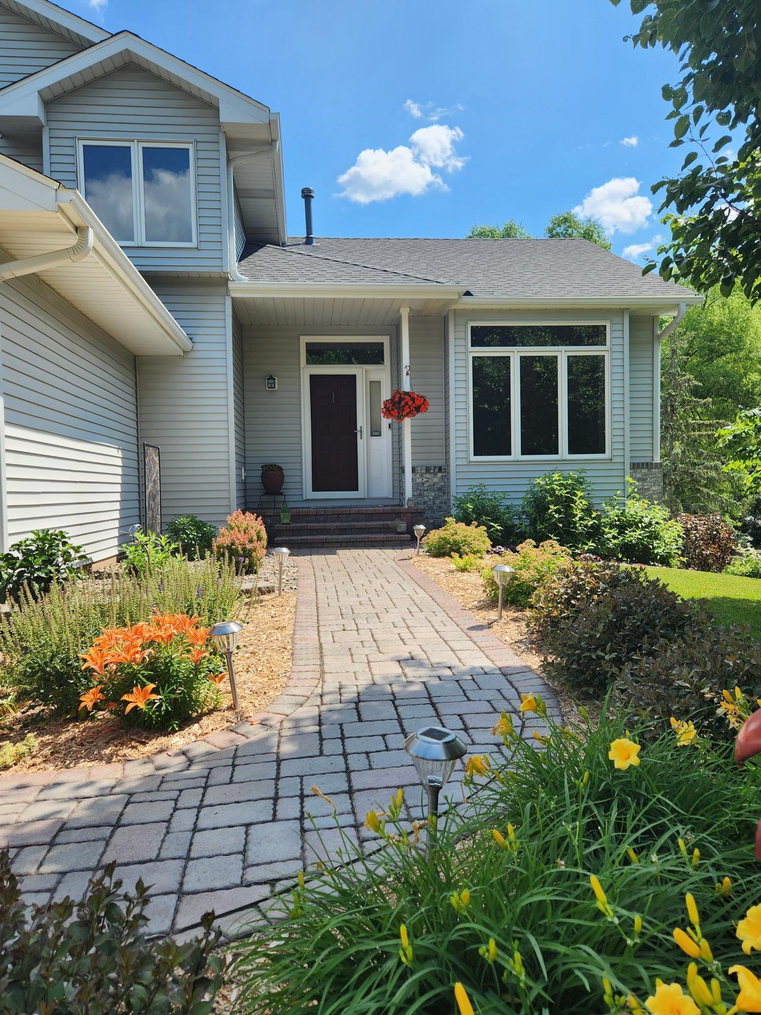 2290 Hillwood Drive E