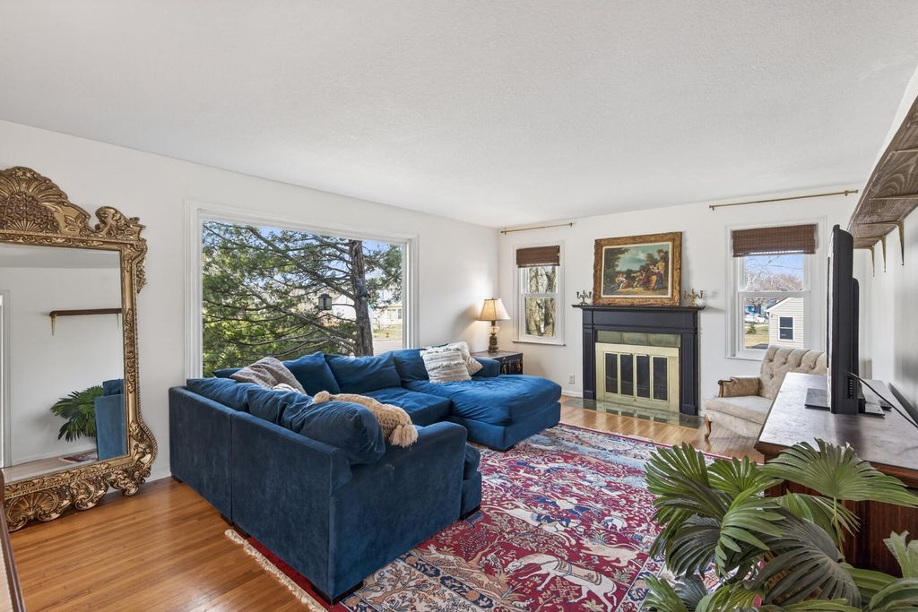 Photo of 2672 Parkview Boulevard, Robbinsdale, MN 55422 (MLS # 7056092)