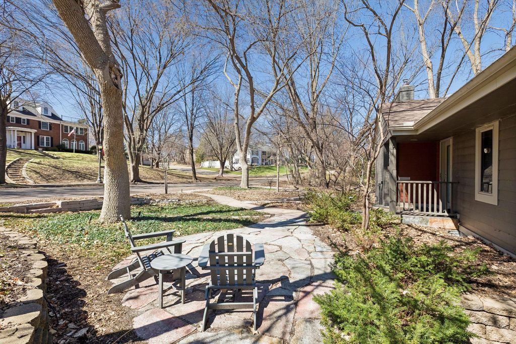 Photo of 590 Montcalm Place, Saint Paul, MN 55116 (MLS # 6773257)