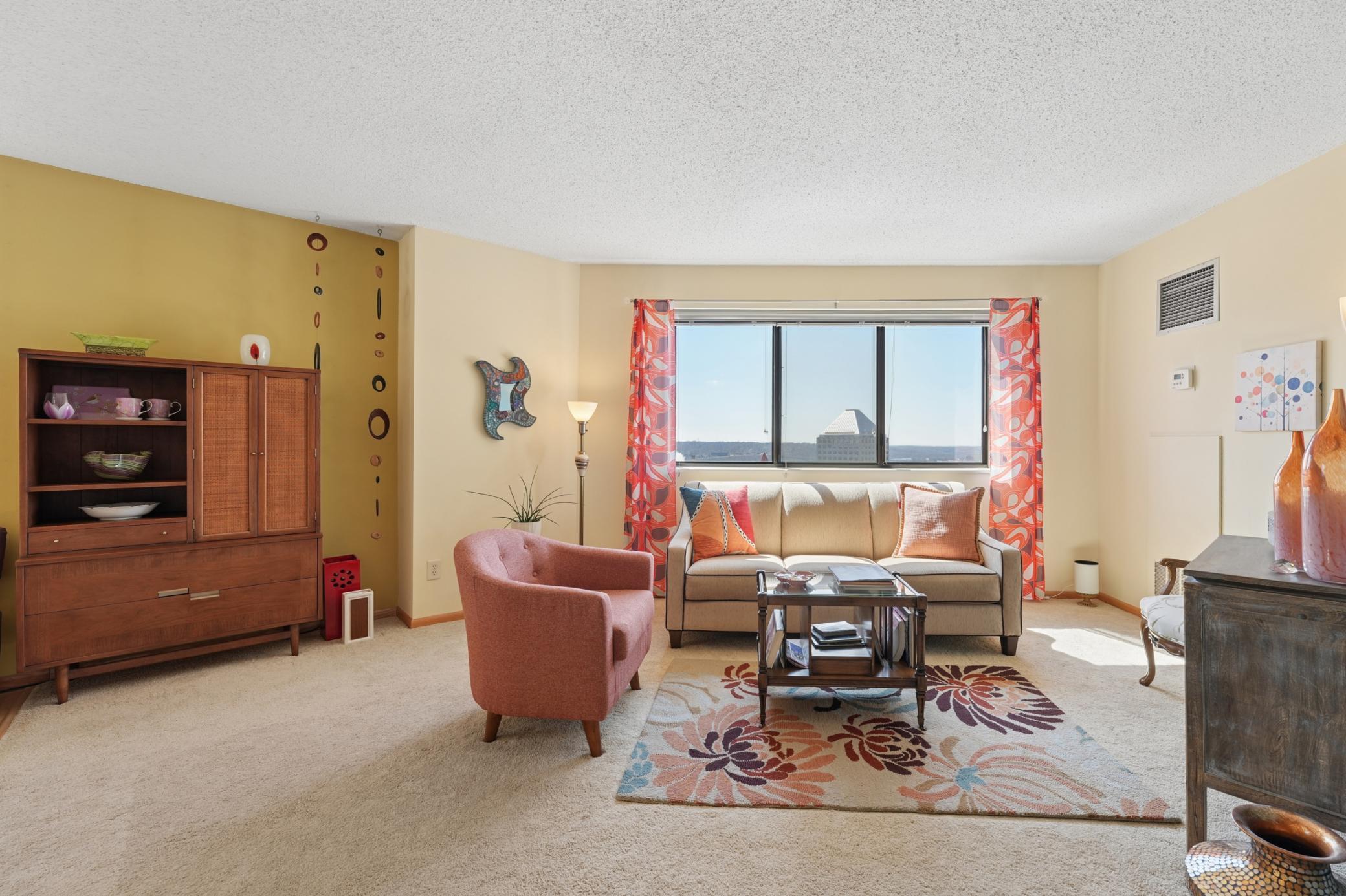 78 10th Street E 2702