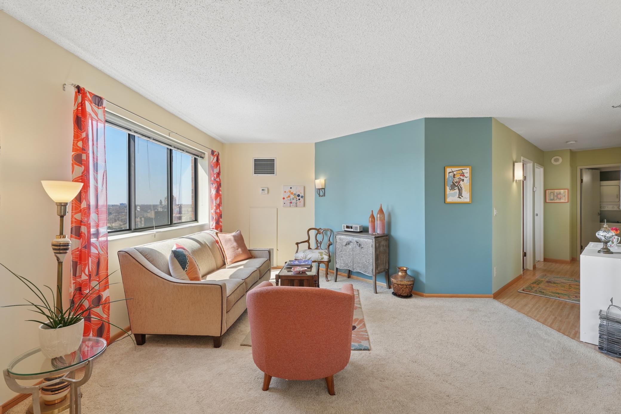 78 10th Street E 2702