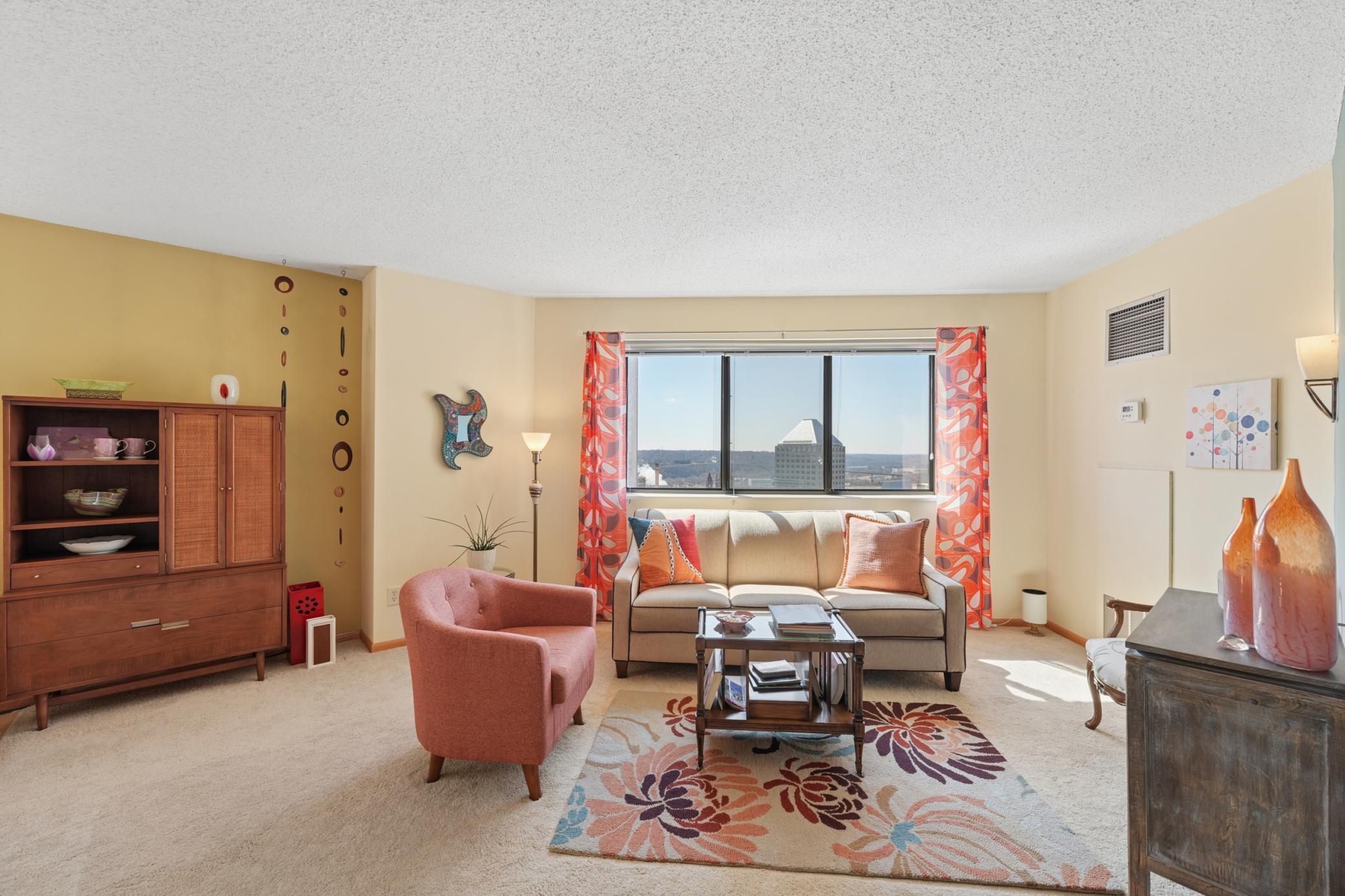 78 10th Street E 2702
