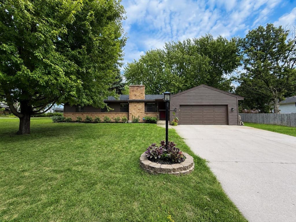 Photo of 2946 Sumter Avenue N, Crystal, MN 55427 (MLS # 7130905)