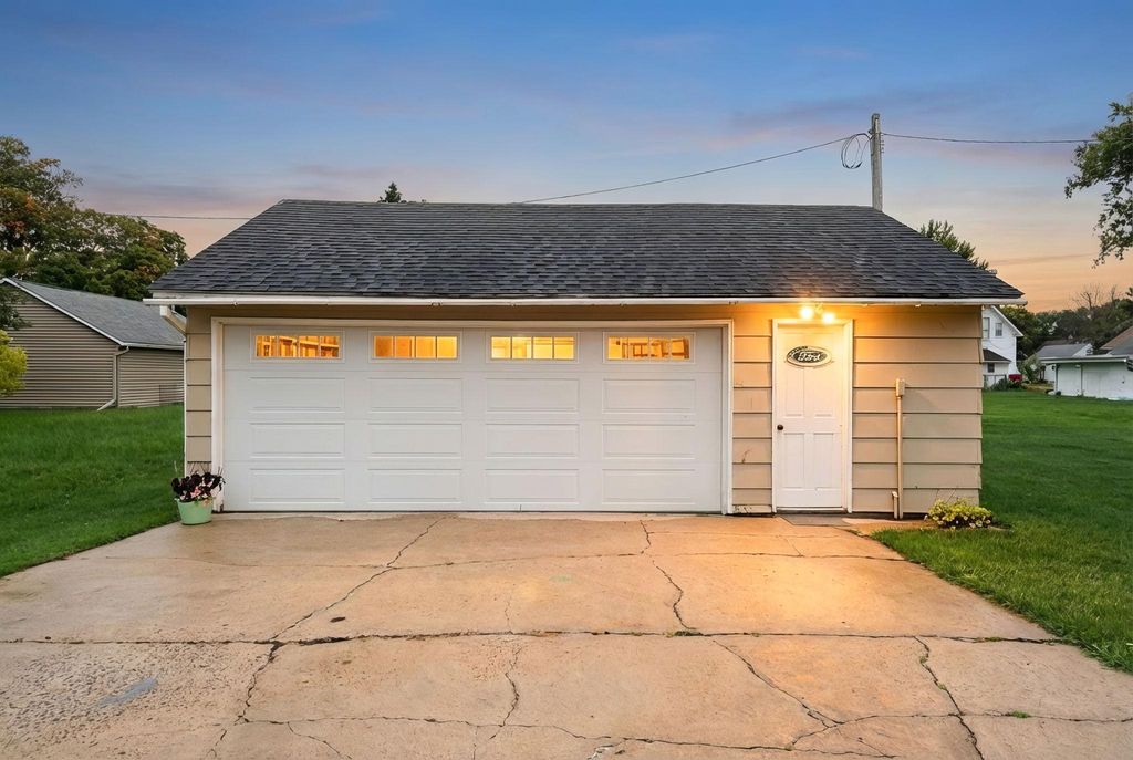 Photo of 705 11th Avenue NW, Austin, MN 55912 (MLS # 6824298)