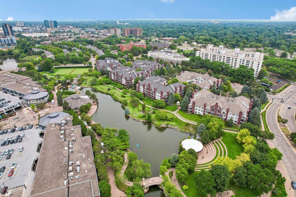 Photo of 7520 Edinborough Way #2304, Edina, MN 55435 (MLS # 7114880)