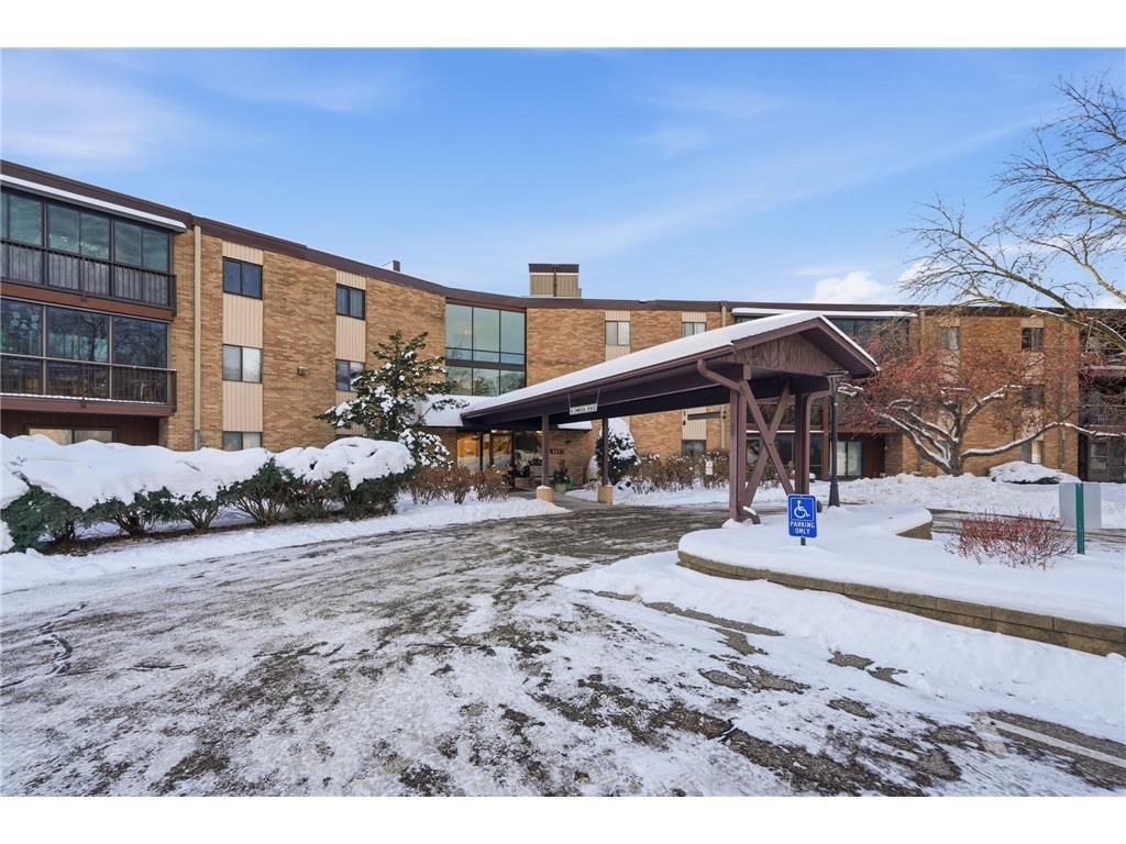 Photo of 2670 Oxford Street N #202, Roseville, MN 55113 (MLS # 7007158)