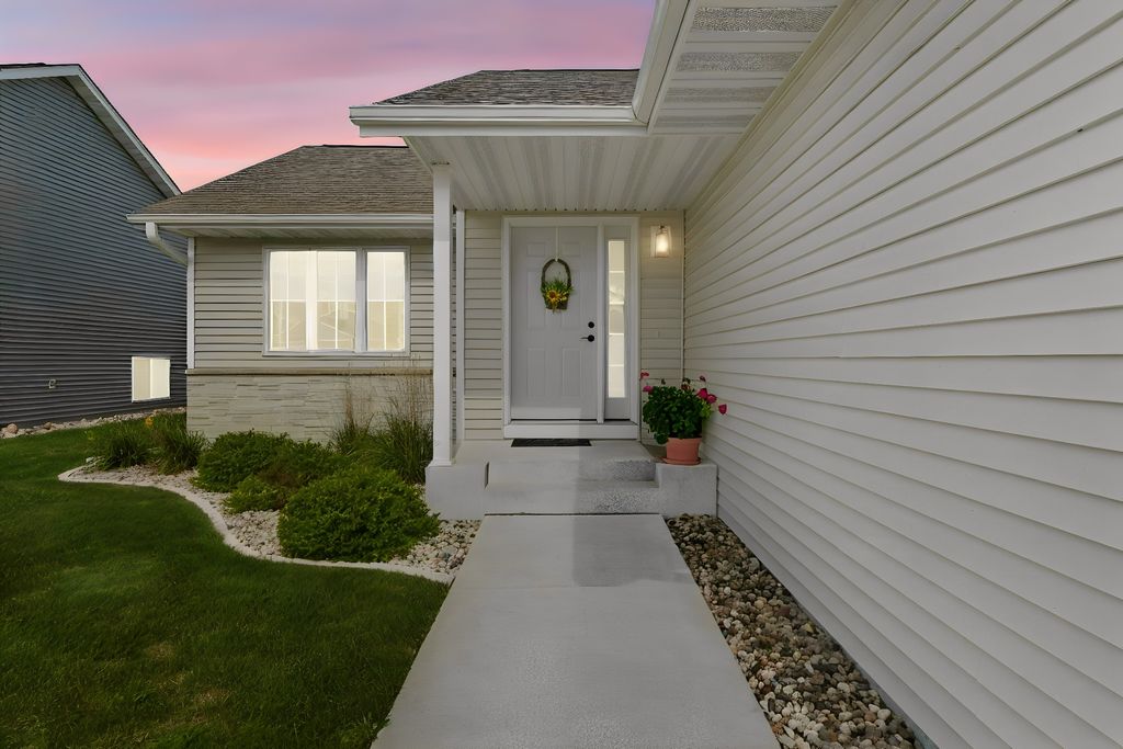 Photo of 2004 Bluestem Drive, Mankato, MN 56001 (MLS # 7071338)
