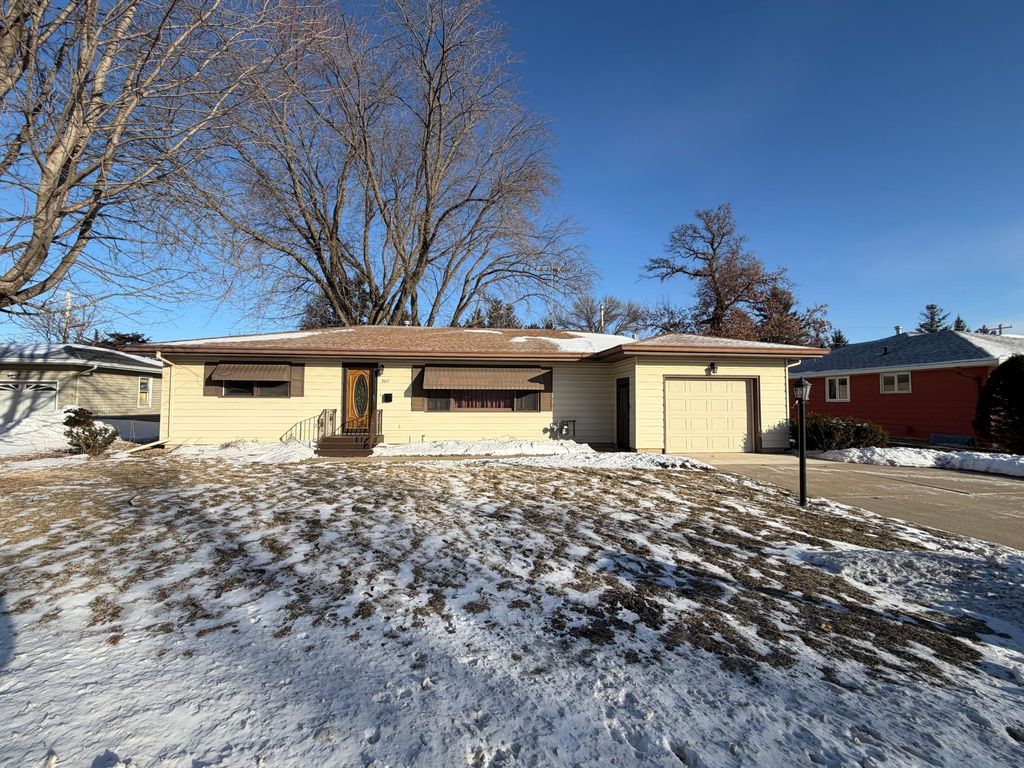 Photo of 307 Richway Drive E, Albert Lea, MN 56007 (MLS # 7013823)