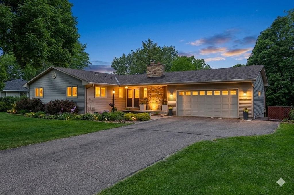 Photo of 10011 Abbott Avenue S, Bloomington, MN 55431 (MLS # 7082171)