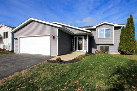 Photo of 961 Carolina Parkway NW, Hutchinson, MN 55350 (MLS # 6816614)